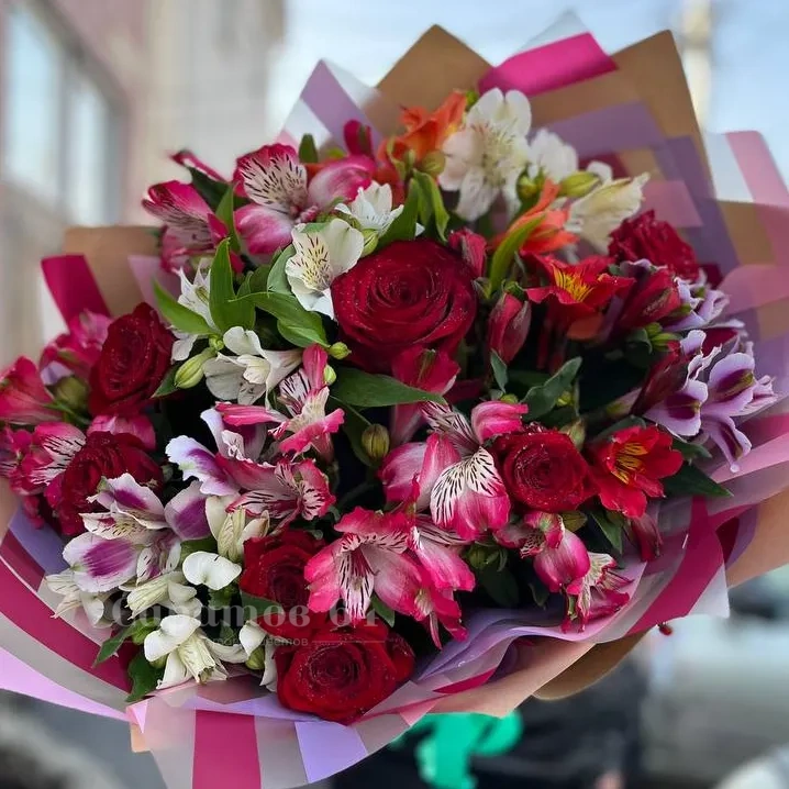 Яркий букет из красных роз и альстромерии микс