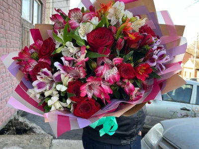 Яркий букет из красных роз и альстромерии микс