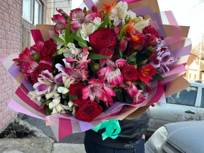 Яркий букет из красных роз и альстромерии микс