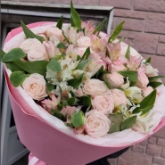 Круглый букет с нежной кустовой розой и альстромерией  0