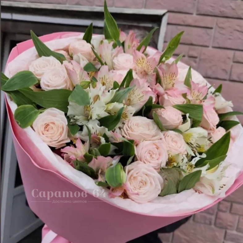 Круглый букет с нежной кустовой розой и альстромерией 