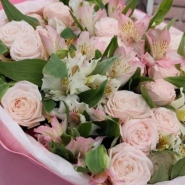 Круглый букет с нежной кустовой розой и альстромерией  1