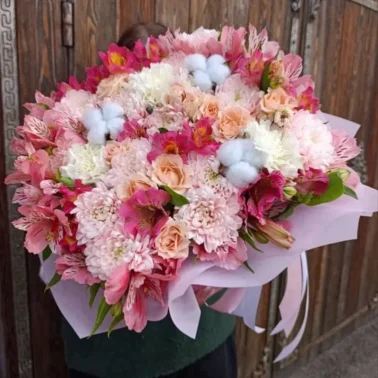 Цветы в коробке-трапеции  микс с малиновыми альстромериями