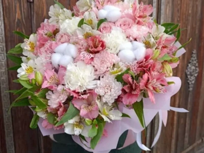 Нежная композиция в коробке-трапеции