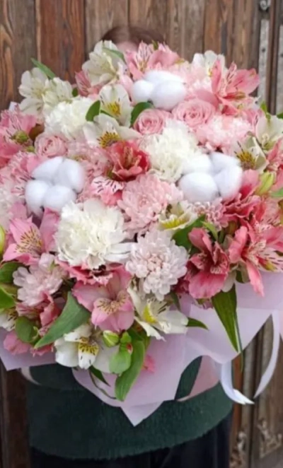 Нежная композиция в коробке-трапеции