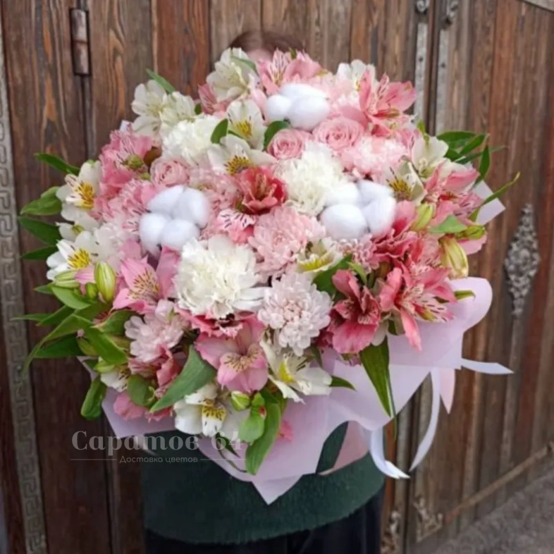 Нежная композиция в коробке-трапеции