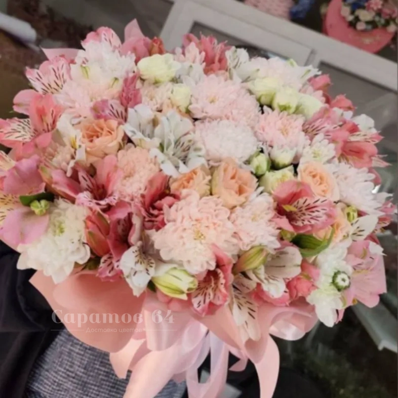 Цветочная композиция в коробке в нежных тонах