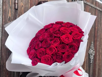 35 красных роз Ред Наоми