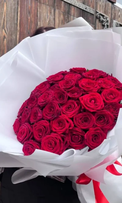 35 красных роз Ред Наоми