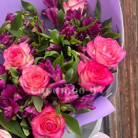 Букет из альстромерии и розы Джумилия