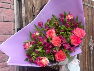 Букет из альстромерии и розы Джумилия