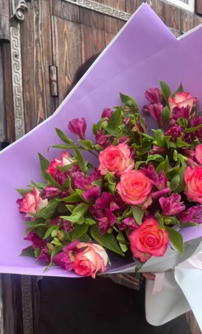 Букет из альстромерии и розы Джумилия