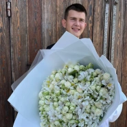 Большой букет с белыми кустовыми розами и альстромериями  1