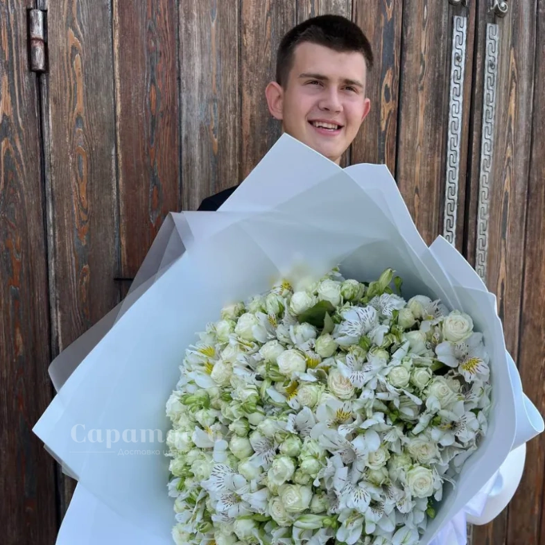 Большой букет с белыми кустовыми розами и альстромериями 