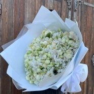 Большой букет с белыми кустовыми розами и альстромериями  0