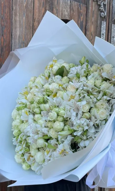 Большой букет с белыми кустовыми розами и альстромериями 
