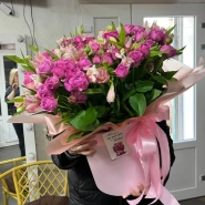 Большая композиция в шляпной коробке с пионовидными розами и альстромерией  0