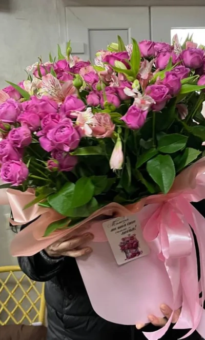 Большая композиция в шляпной коробке с пионовидными розами и альстромерией 