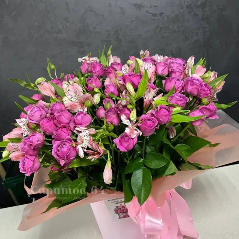 Большая композиция в шляпной коробке с пионовидными розами и альстромерией 