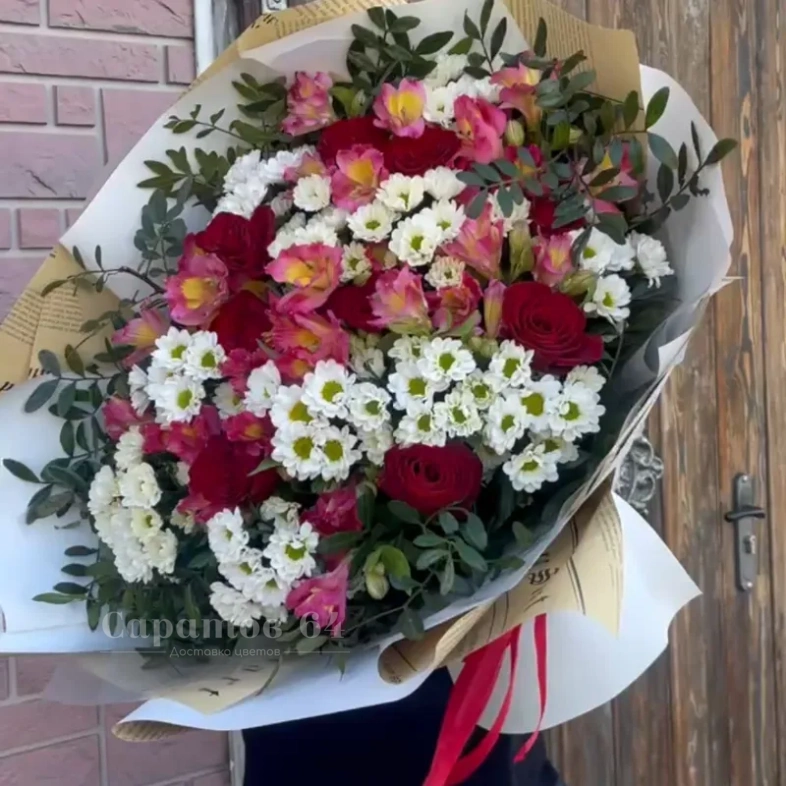 Букет с ромашковой хризантемой, розами и альстромерией