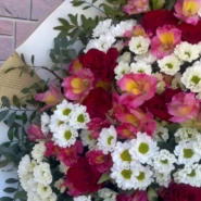 Букет с ромашковой хризантемой, розами и альстромерией 1
