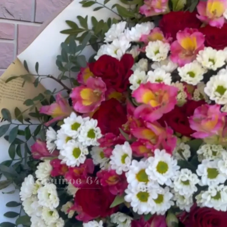 Букет с ромашковой хризантемой, розами и альстромерией