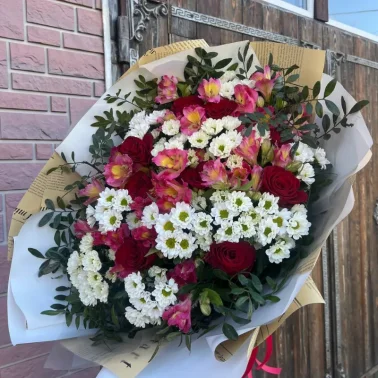 Букет с ромашковой хризантемой, розами и альстромерией