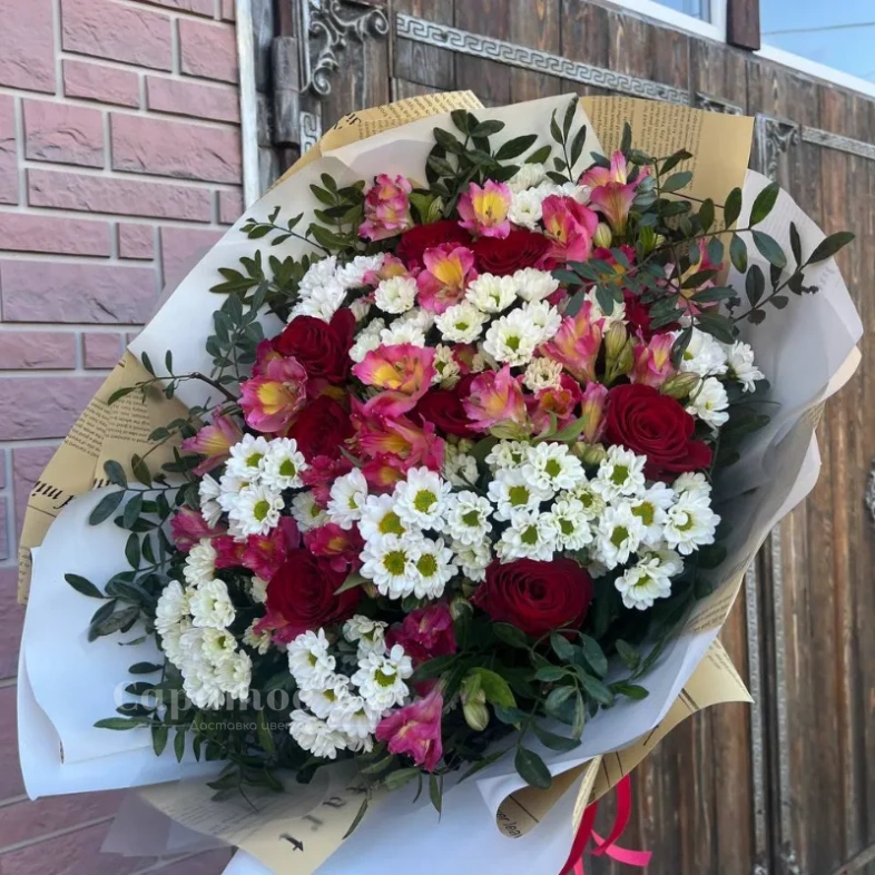 Букет с ромашковой хризантемой, розами и альстромерией