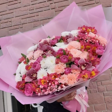 Букет в розовых тонах с орхидеями