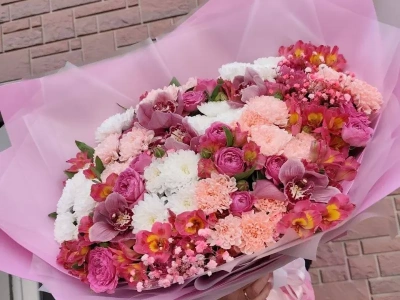 Букет в розовых тонах с орхидеями