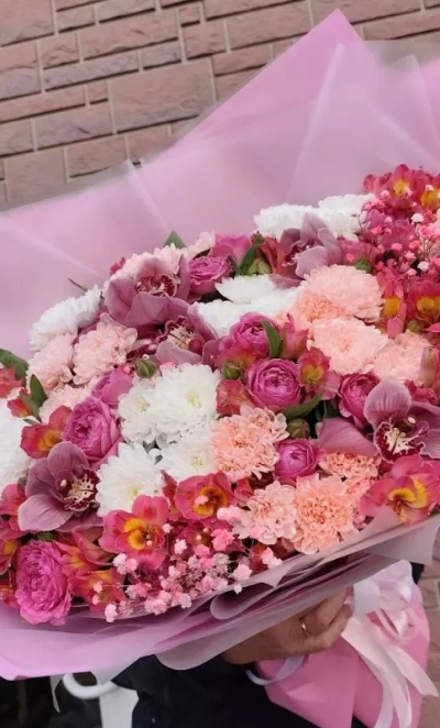 Букет в розовых тонах с орхидеями