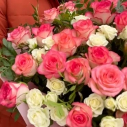 Композиция из кустовых и одноголовых роз в круглой коробке 2