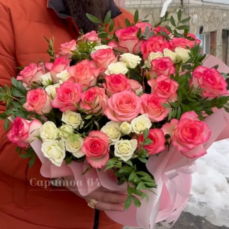 Композиция из кустовых и одноголовых роз в круглой коробке