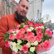 Композиция из кустовых и одноголовых роз в круглой коробке 0