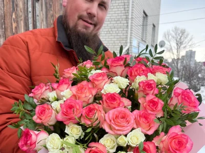 Композиция из кустовых и одноголовых роз в круглой коробке