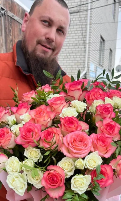 Композиция из кустовых и одноголовых роз в круглой коробке