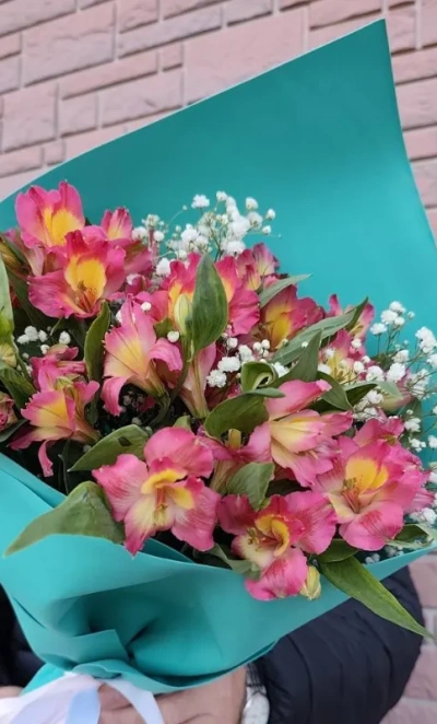 Букет 7 альстромерий и гипсофила