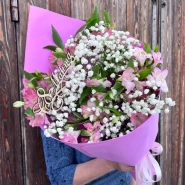 Букет 7 розовых альстромерий и гипсофила 0