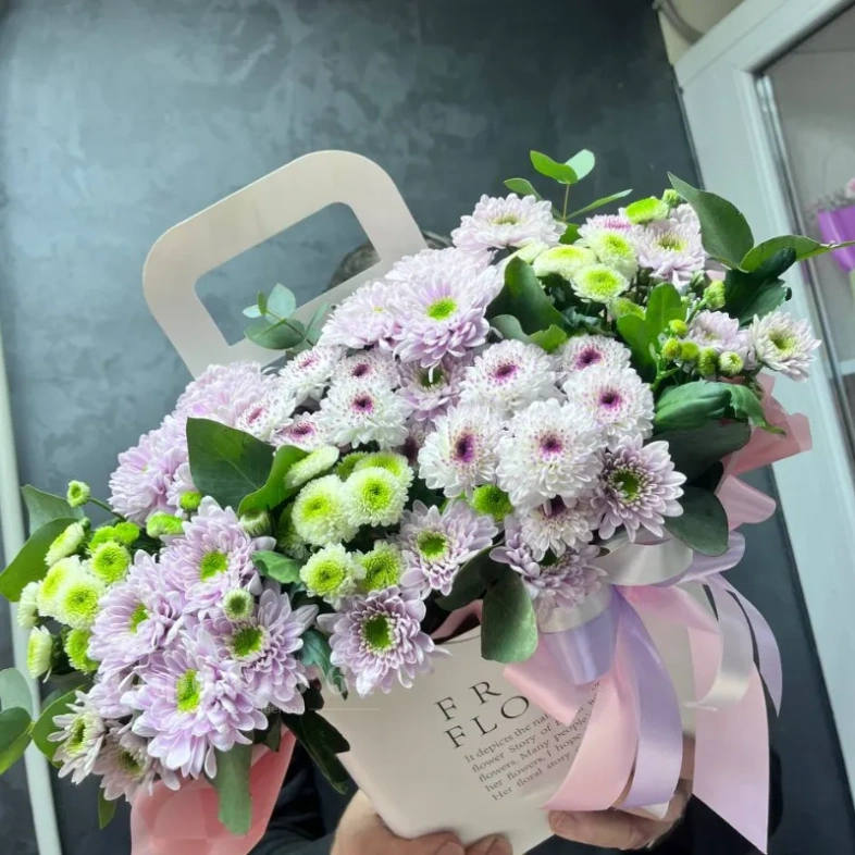 Кустовая хризантема в сумочке