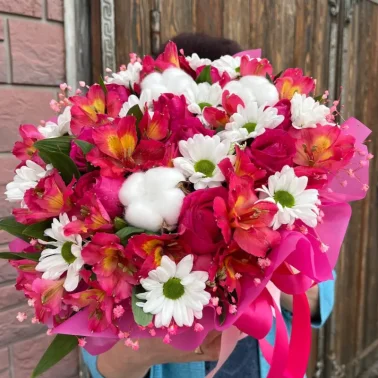 Композиция в коробке ромашковые хризантемы с альстромериями и розами