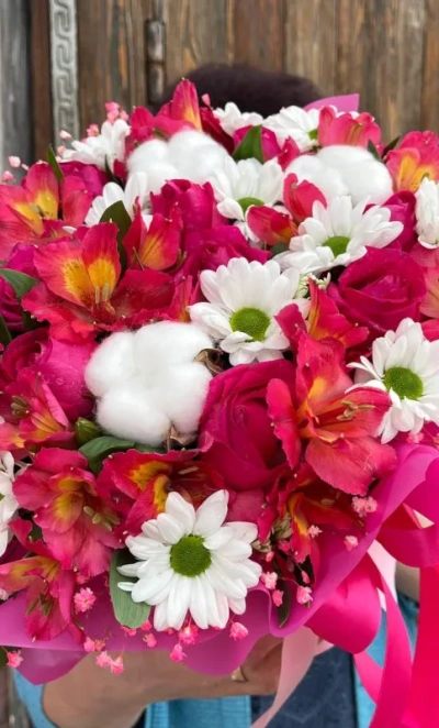 Композиция в коробке ромашковые хризантемы с альстромериями и розами