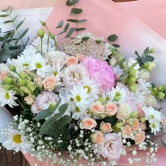 Букет с розовой гориензией и нежными цветами в белых, кремовых оттенках 1