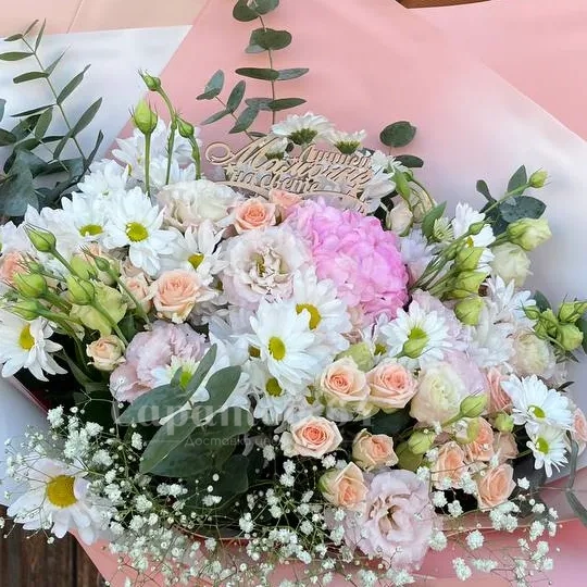 Букет с розовой гориензией и нежными цветами в белых, кремовых оттенках