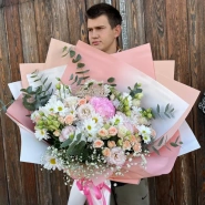 Букет с розовой гориензией и нежными цветами в белых, кремовых оттенках 0