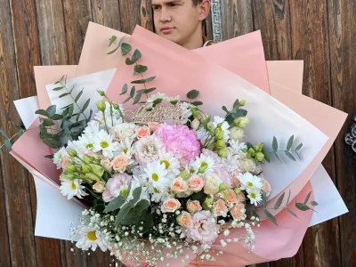 Букет с розовой гориензией и нежными цветами в белых, кремовых оттенках