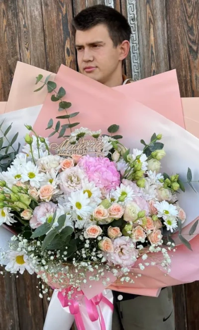 Букет с розовой гориензией и нежными цветами в белых, кремовых оттенках