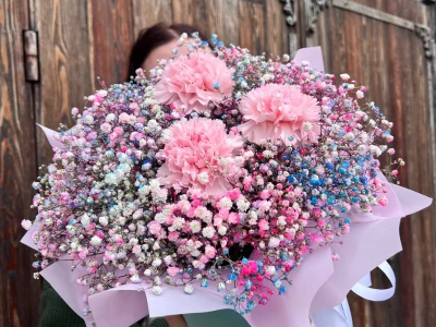 Композиция в круглой коробке: гипсофила и диантусы