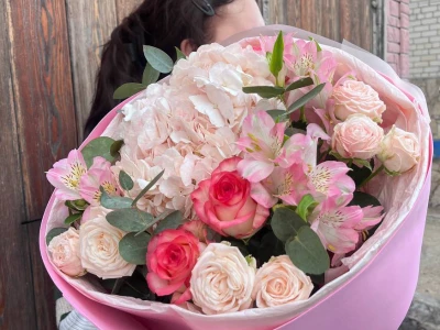 Круглый букет с гортензией и розами