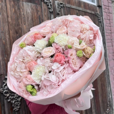 Круглый букет с гортензиями, диантусами, эустомами и розами