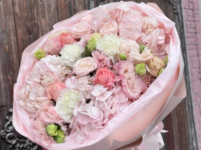 Круглый букет с гортензиями, диантусами, эустомами и розами